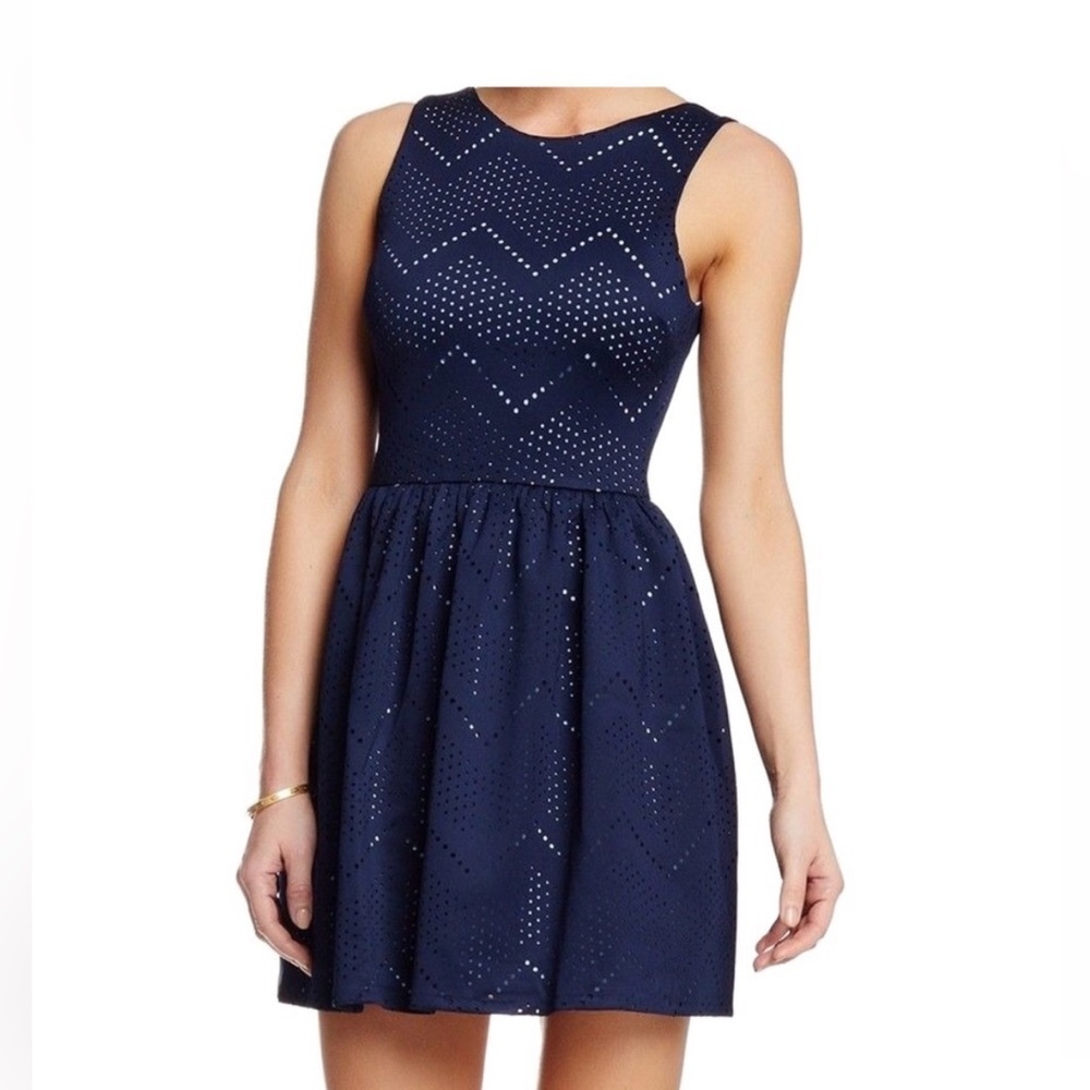 LOVE….ADY NAVY BLUE LASERCUT FIT &
FLARE DRESS M